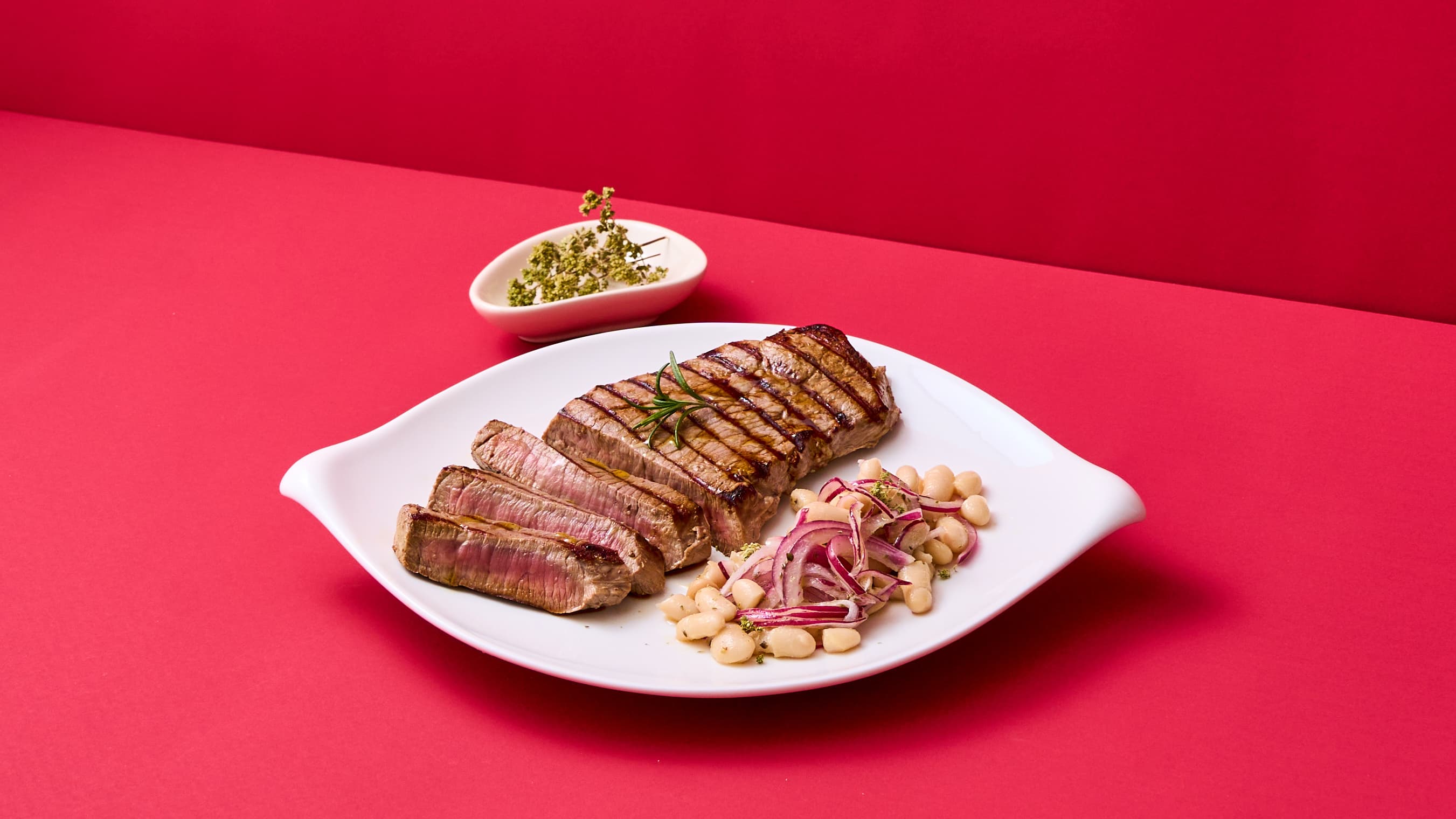 Tagliata alta di Bovino con rosmarino e insalata di fagioli cannellini con cipolla rossa e origano