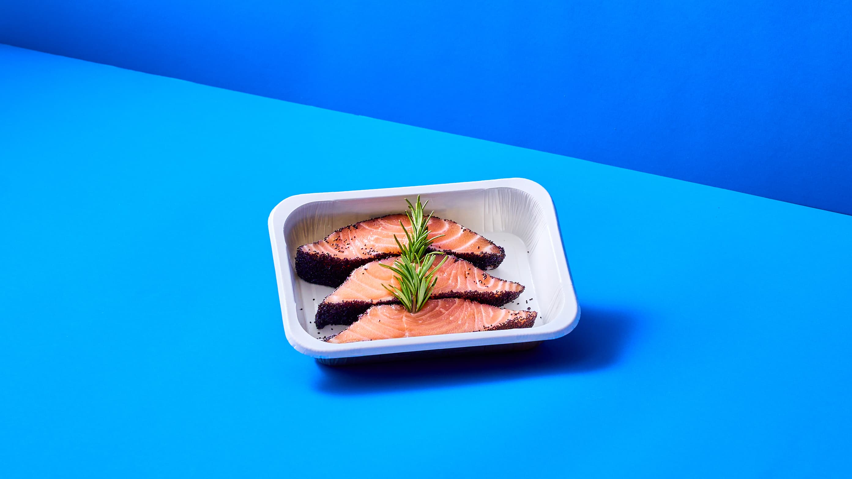 Trancio di Salmone ai semi di papavero con carpaccio di asparagi e limone - 2