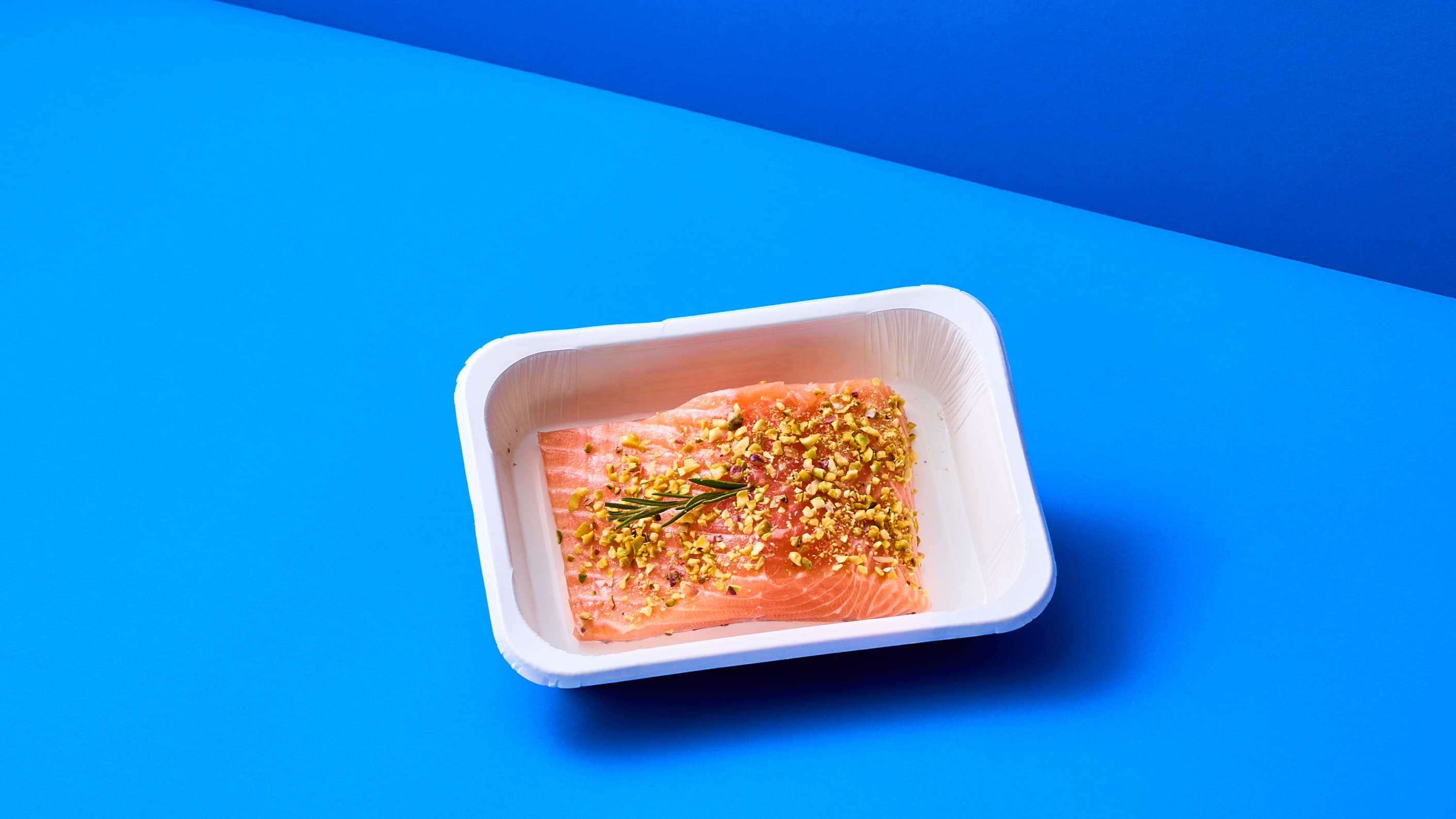 Filetto di Salmone con pistacchio, asparagi con limone e panna acida - 2