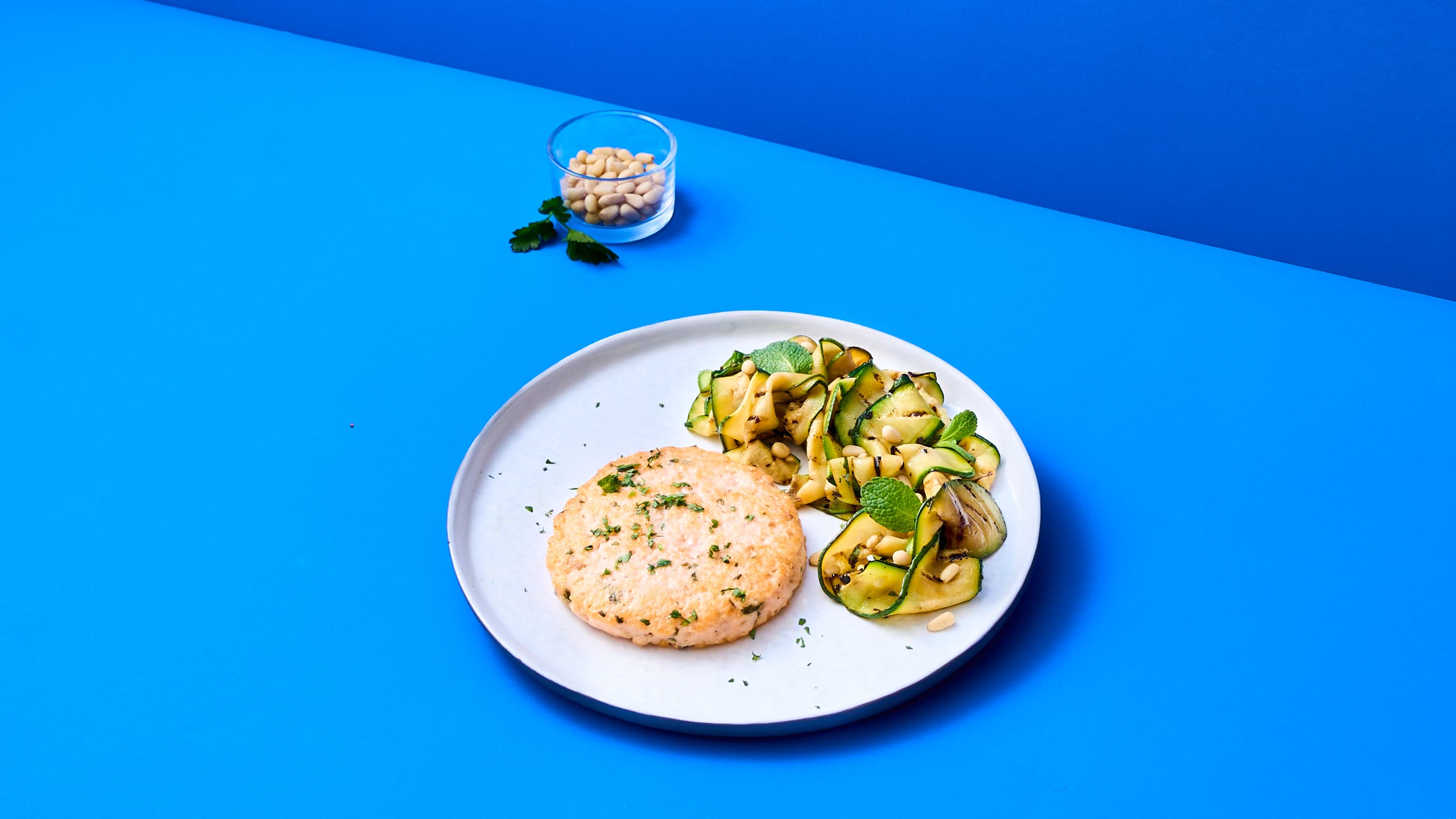 Hamburger di Salmone e Merluzzo con zucchine grigliate e pinoli