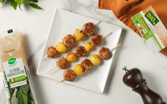 Spiedini con polpette di manzo e prosciutto e patate arrosto