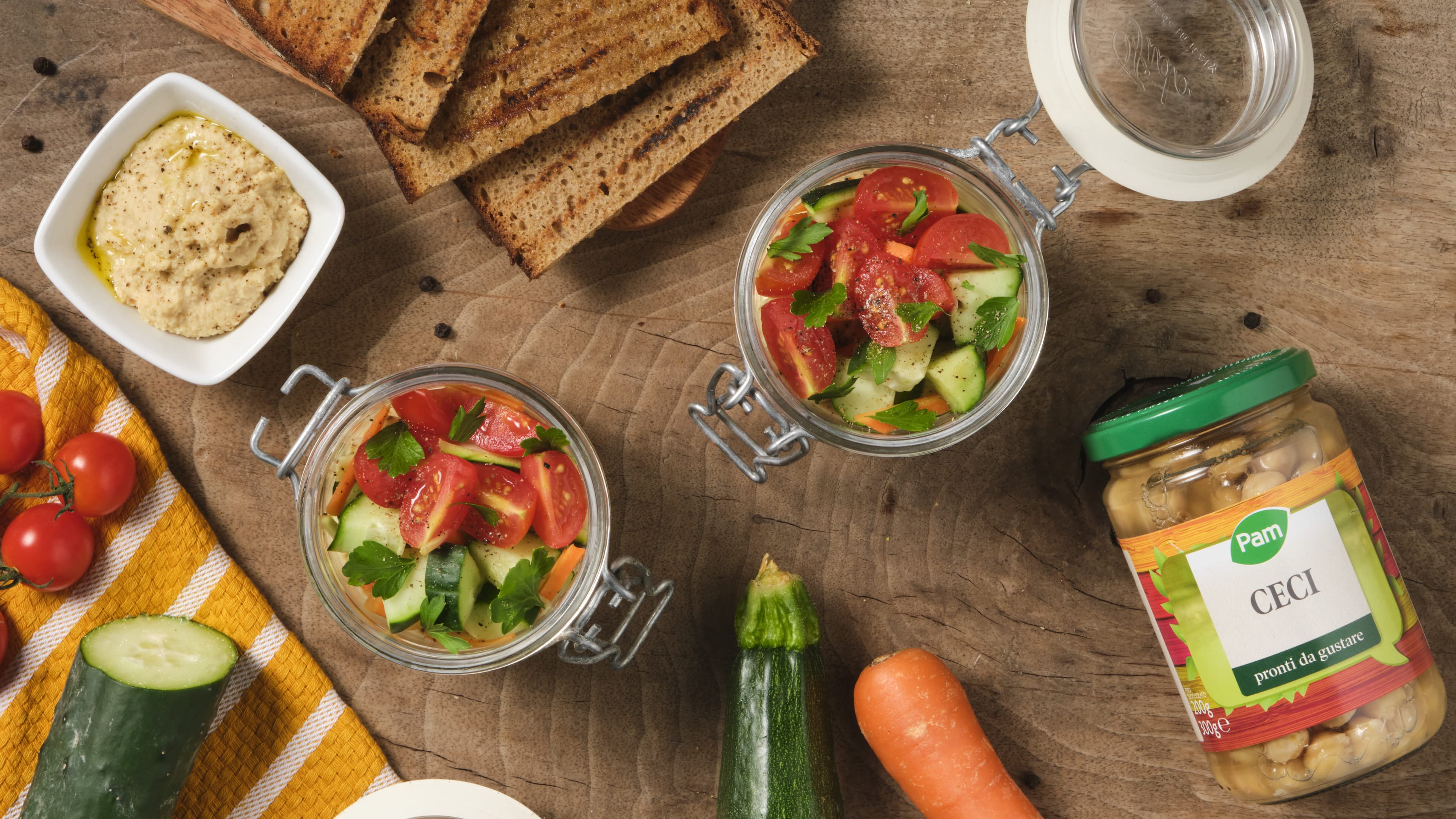Barattoli di Hummus e verdure con crostini di pane nero