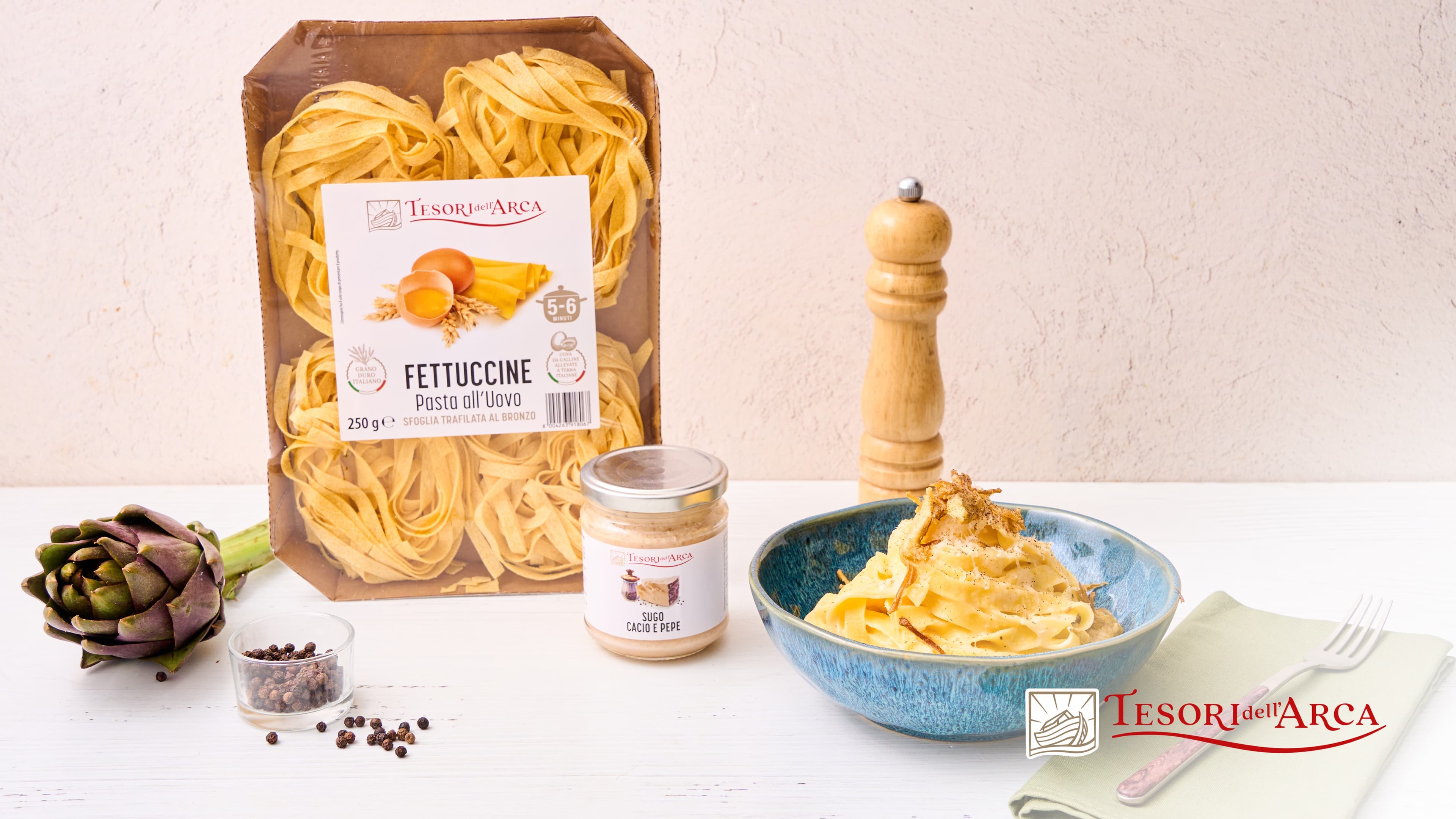 Fettuccine cacio e pepe con chips di carciofi