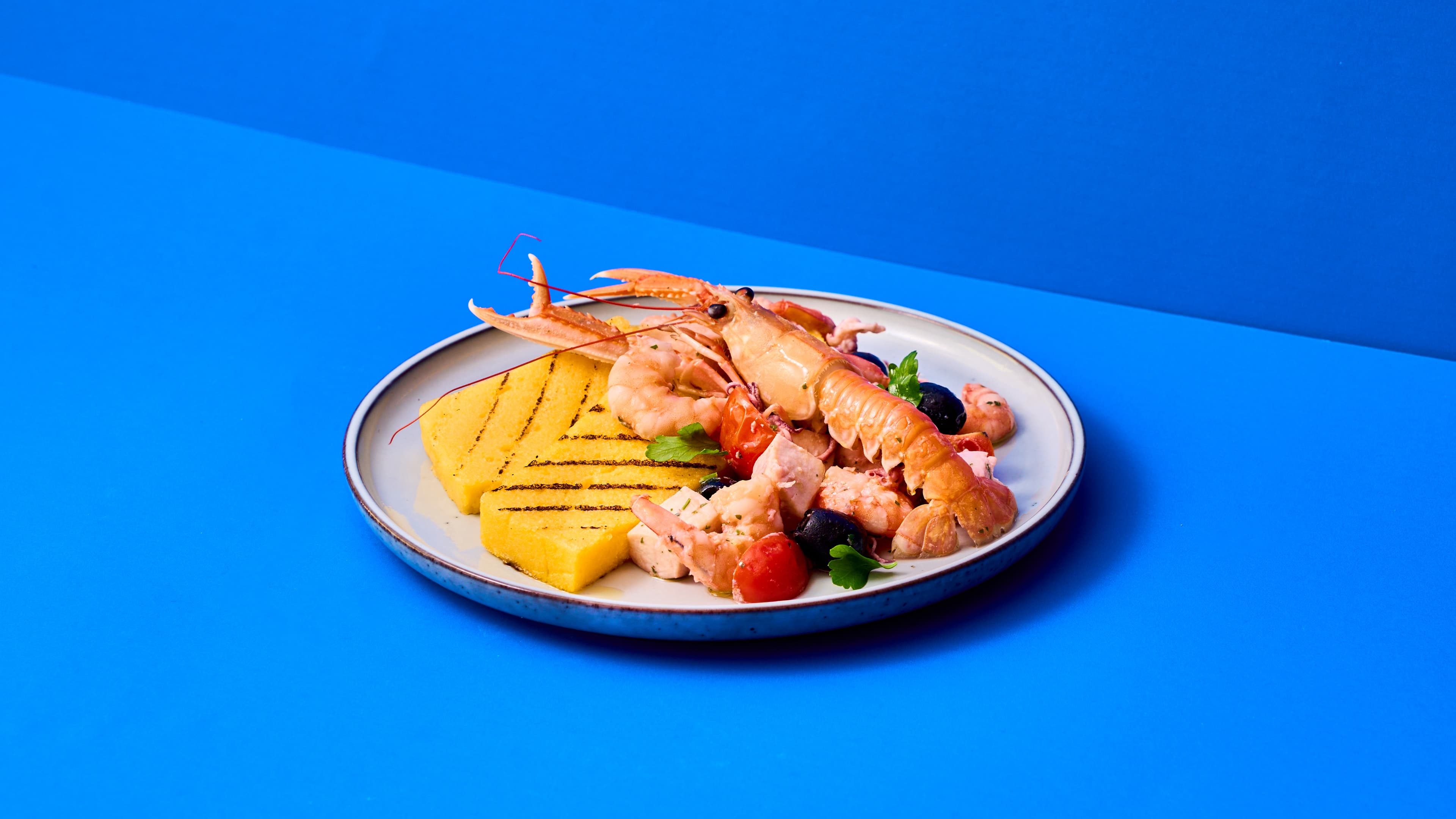 Preparato per sugo allo scoglio con mattonella di polenta alla griglia