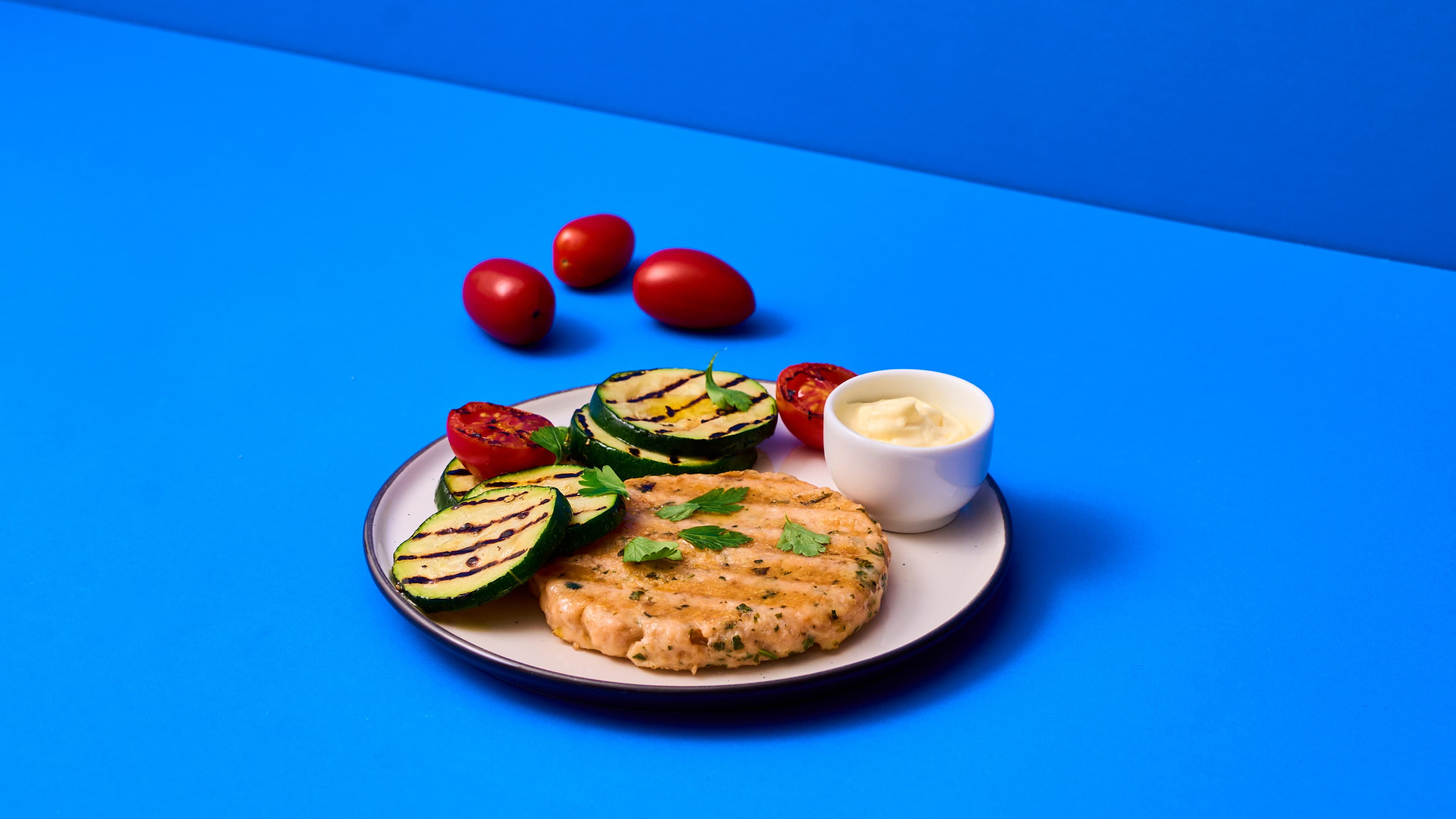 Burger di Trota Salmonata con zucchine e pomodori grigliati e maionese 