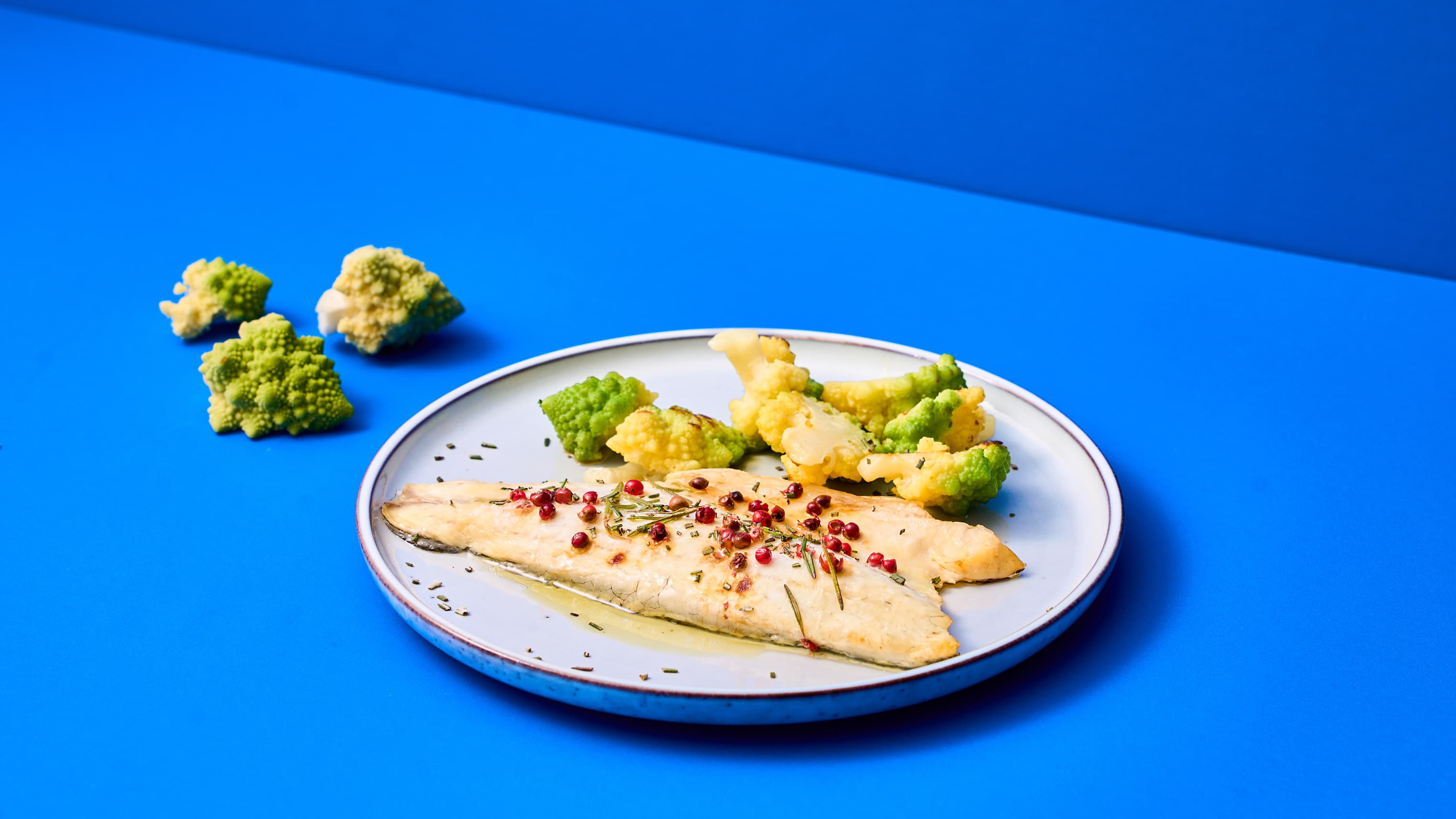 Pronto Cuoci Pesce – esempio: Filetto di Branzino con bacche rosa con contorno di broccoli saltati al burro