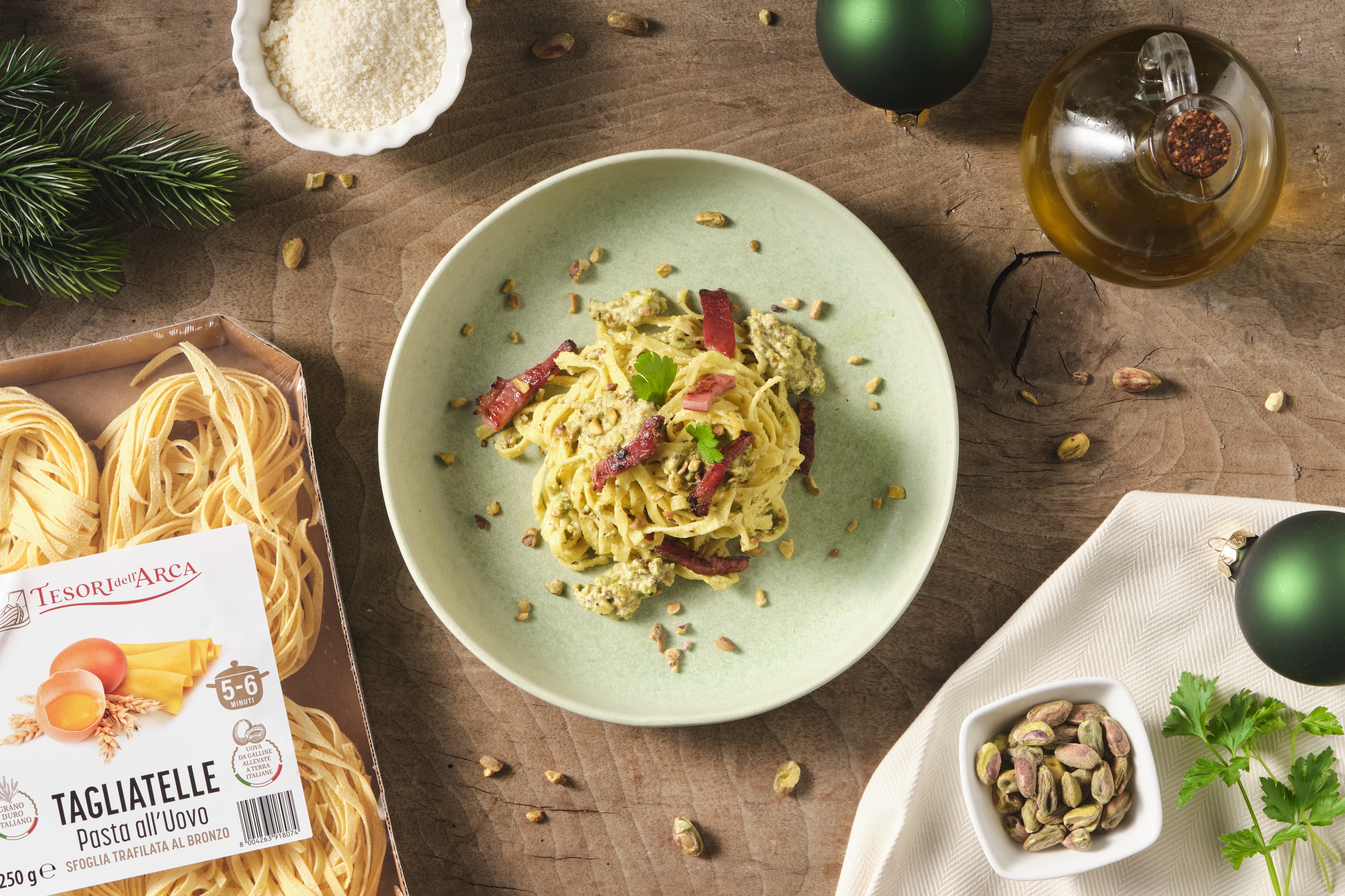 Tagliatelle al pesto di pistacchi e speck croccante