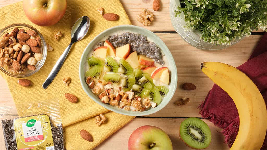Smoothie bowl alla frutta invernale con semi di chia