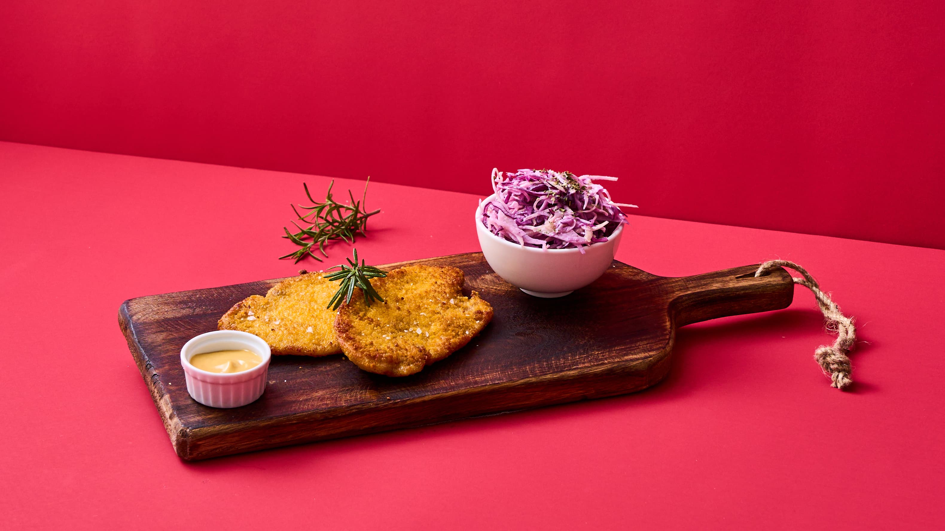 Milanese di Pollo con insalata di cavoli, yogurt e senape