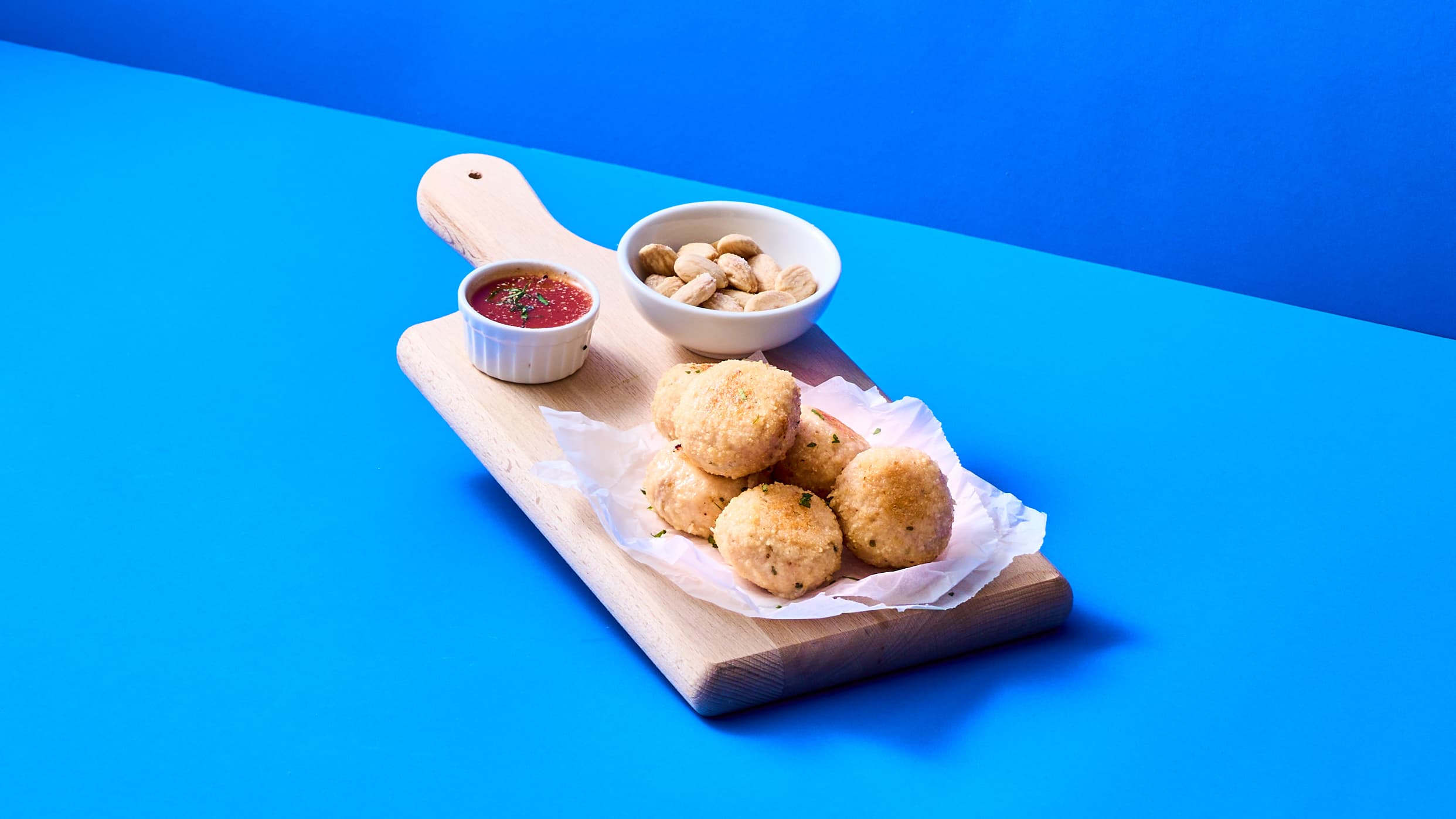 Polpette di Pesce spada con mandorle salate e salsa ai pomodorini confit
