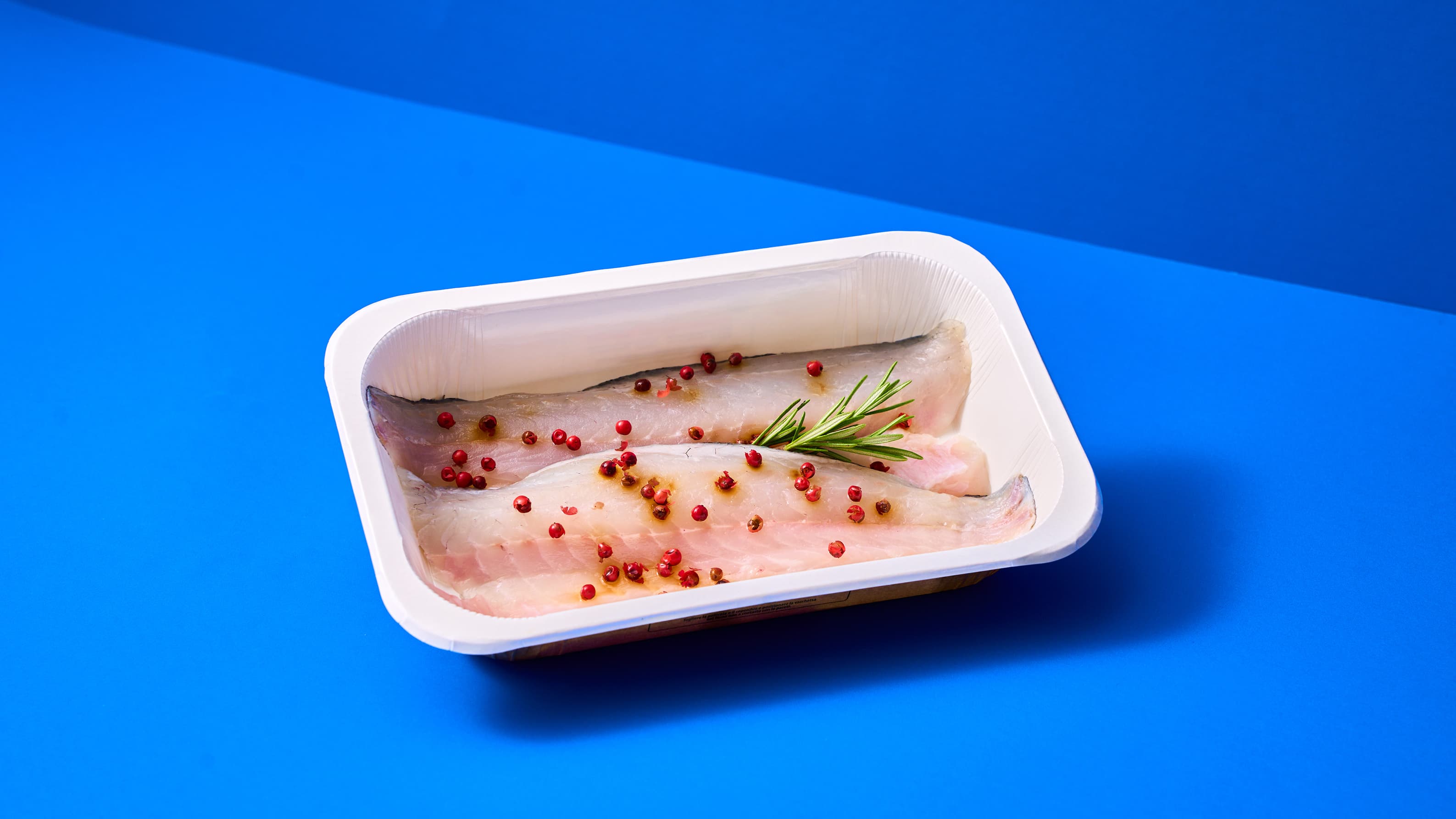 Filetto di branzino con bacche rosa